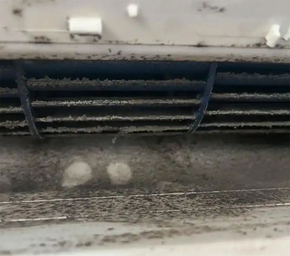 卫东空调吹的风有股烧焦味是怎么回事